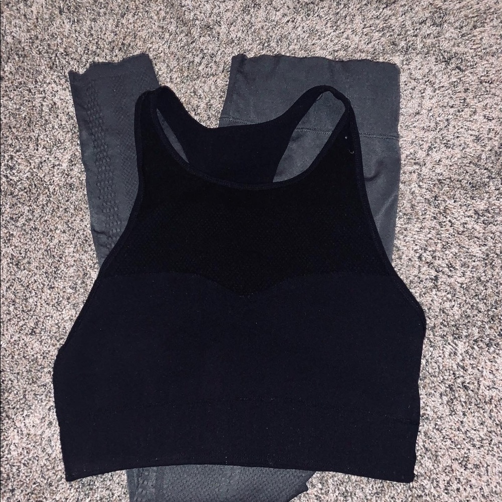 Fabletics set. Black sports bra and gray high rise leggings